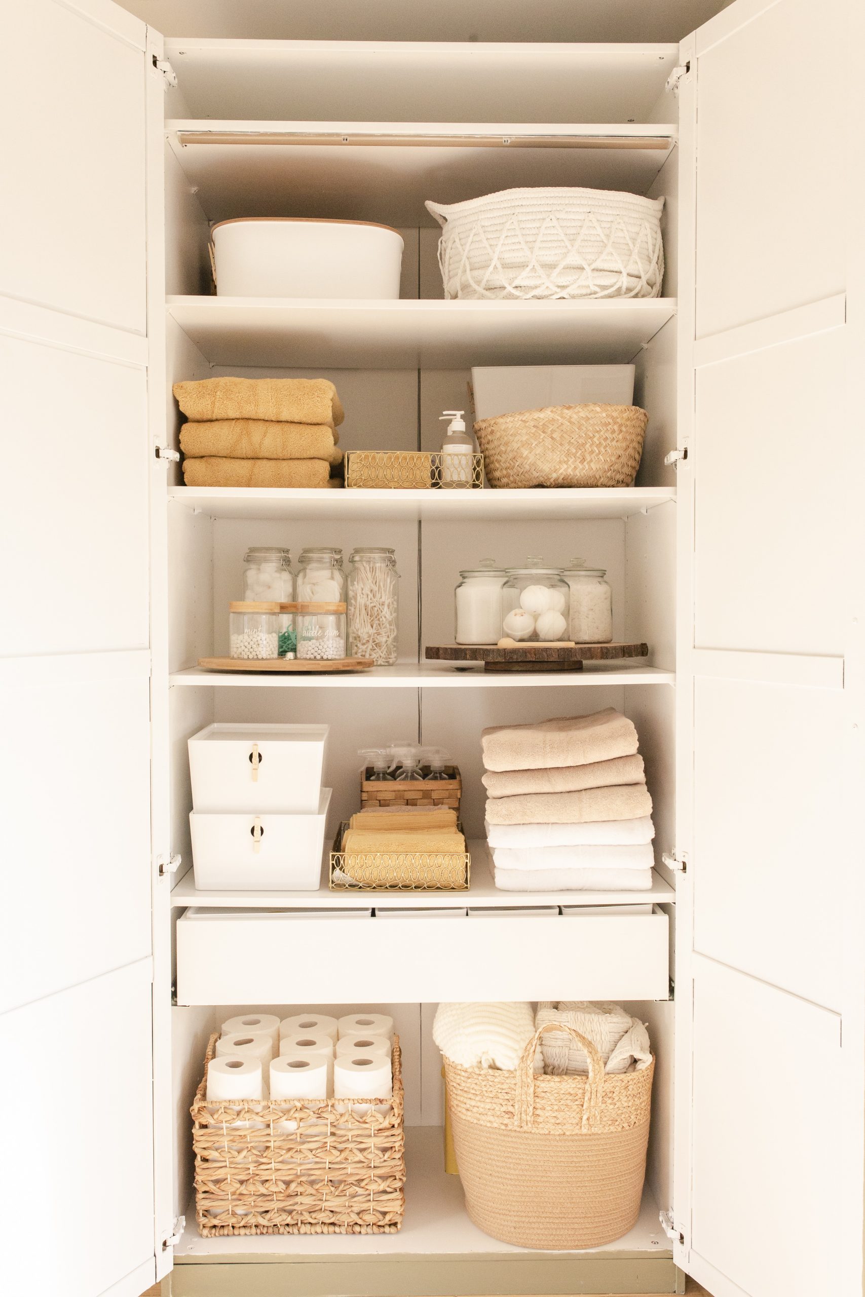 8 Linen Closet Organization Tips + Makeover Ideas